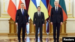 Ukrainian President Volodymyr Zelenskiy (center), Polish President Andrzej Duda (left), and Lithuanian President Gitanas Nauseda attend a meeting in Kyiv on February 23. 
