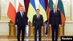 Ukrajinski predsjednik Volodymyr Zelenskiy (u sredini), poljski predsjednik Andrzej Duda (lijevo) i litvanski predsjednik Gitanas Nauseda (desno) na sastanku u Kijevu, Ukrajina, 23. februar 2022.