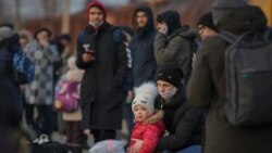 Građani u regionu Donjecka koji čekaju transport za Kijev, 24. februar