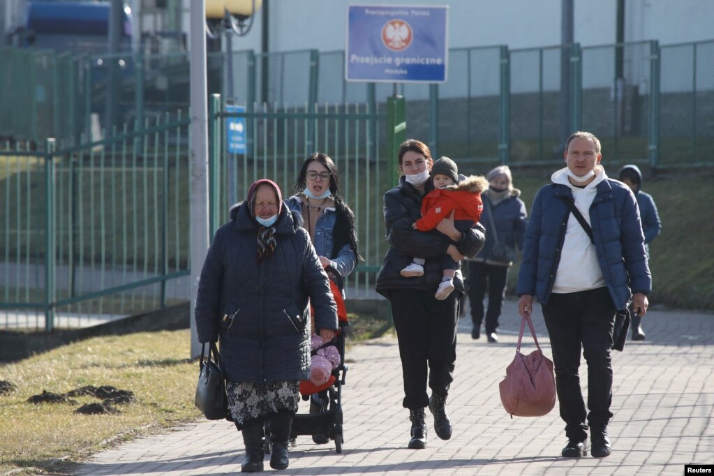 Njerëzit ecin në vendkalimin kufitar midis Polonisë dhe Ukrainës, 24 shkurt 2022.
