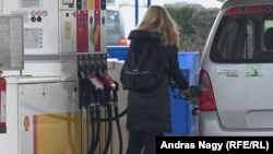Hatósági áras üzemanyaggal tankolható a külföldi rendszámú autó, ha az adott országban az üzemanyag szintén hatósági áras, és a külügyminiszter rendeletben megállapítja, hogy ezen országban a magyar rendszámú autós is jogosult a hatósági áras üzemanyagra