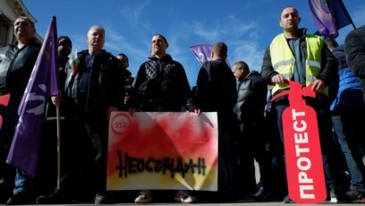 Пожарникари и спасители се събраха на протест в столицата в