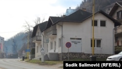 Bez redova ove subote, 19. februara, ispred zgrade Veterinarske stanice u Srebrenici