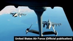 Два F-16 Fighting Falcon летять у строю позаду KC-10 Extender