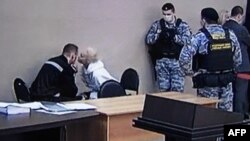 Jailed opposition politician Aleksei Navalny (left) talks to his wife in court on February 15. (file photo)