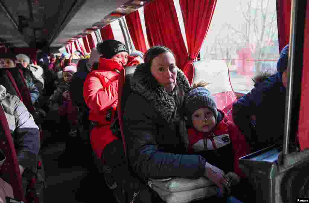 Busszal szállították a vasútállomásra a kelet-ukrajnai szakadárok által ellenőrzött területekről evakuált embereket