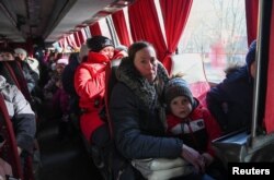 Люди, эвакуированные из контролируемых сепаратистами районов на востоке Украины, Россия, 20 февраля 2022 года