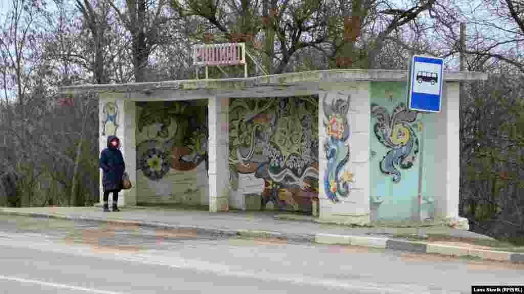 Автобусная остановка у села Рощино на трассе Симферополь &ndash; Джанкой построена в советское время и украшена мозаикой