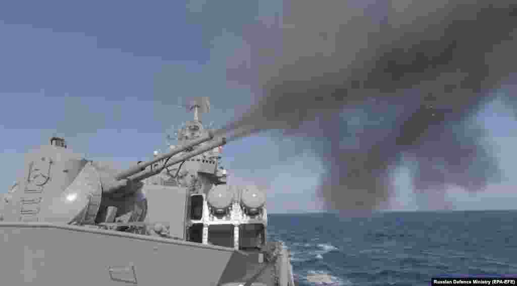 A Moszkva nevű orosz cirkáló tüzel a Fekete-tengeren, a krími Szevasztopol közelében tartott hadgyakorlat közben február 18-án