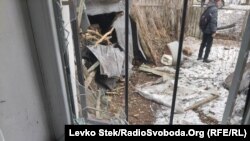 Անջատականների արձակած ականի պայթյունից վնասված դպրոցի շենքը, Վրուբիվկա գյուղ, Լուգանսկի շրջան, Ուկրաինա, 17 փետրվարի, 2022թ.