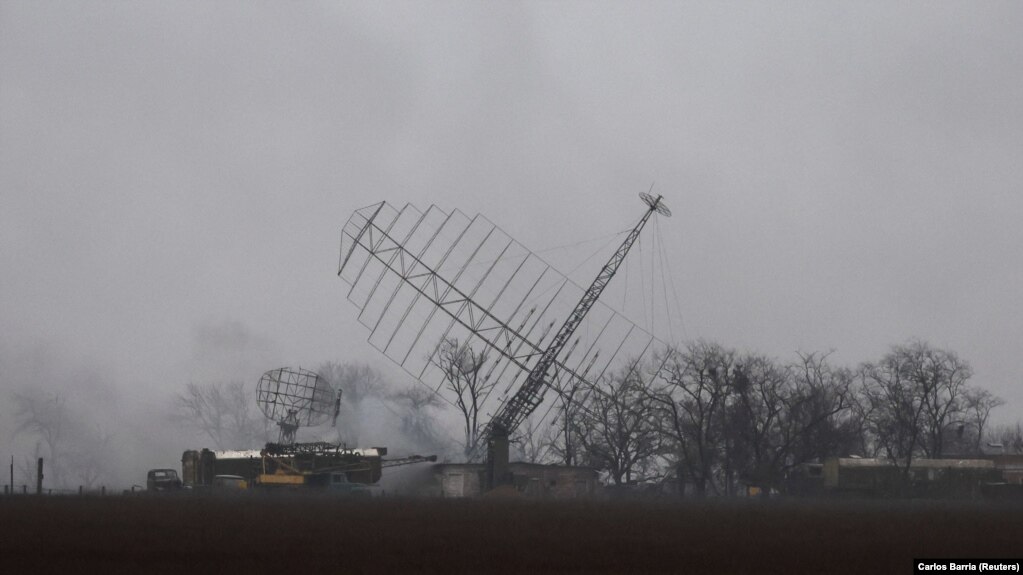 Дим, що здіймається поблизу аеропорту в Маріуполі, лютий 2022 року