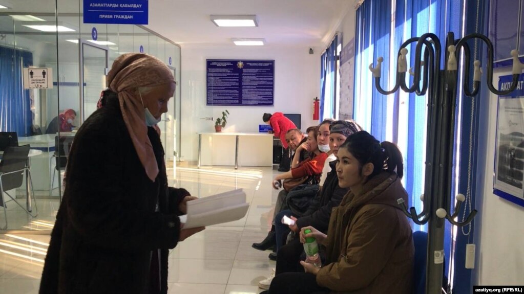 Родственники арестованных в связи с январскими событиями пришли в прокуратуру города Шымкента. 21 февраля 2022 года