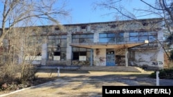 В центре села Рощино – здание сельского клуба, пребывающее в полной разрухе. Крым, Джанкойский район