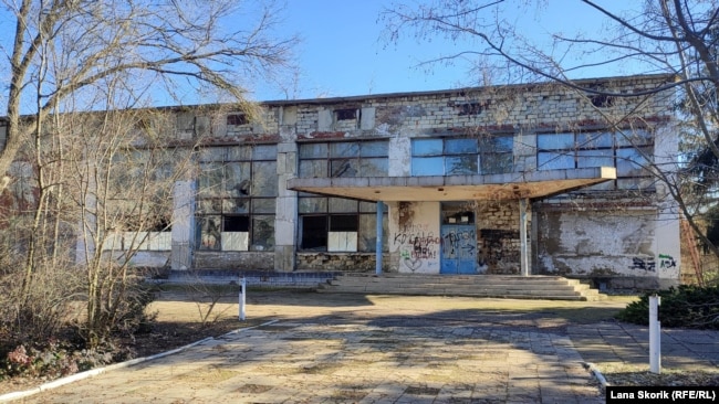 В центре села Рощино – здание сельского клуба, пребывающее в полной разрухе. Крым, Джанкойский район