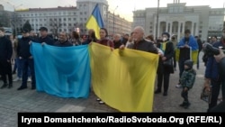 Жителі міста тримали в руках українські стяги