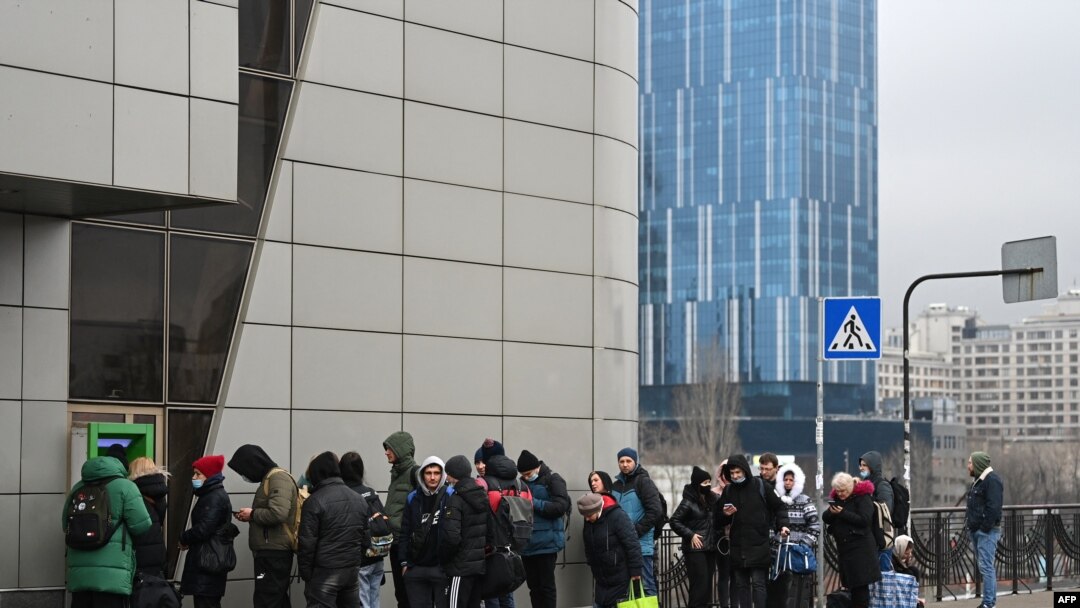 Ljudi u redu ispred bankomata, Kijev, Ukrajina, 24. februar 2022.