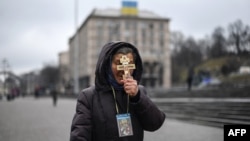 Киев, Украина - жена се моли за мир