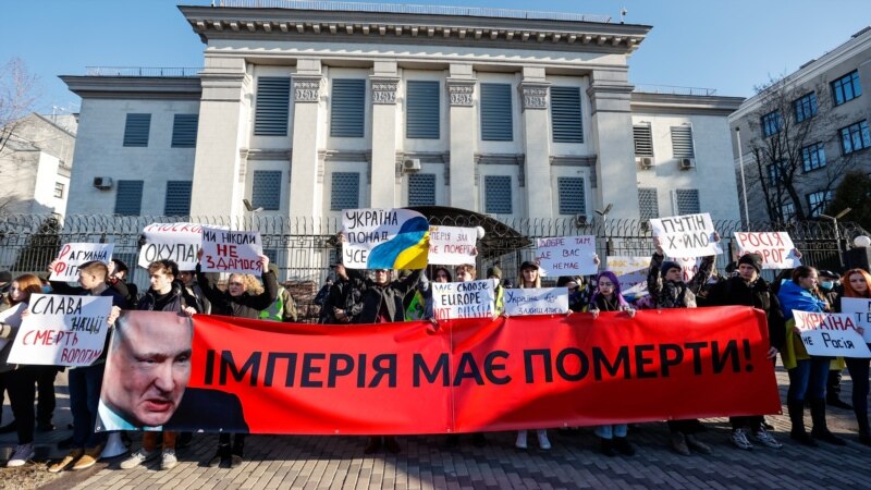 МИД России приняло решение об эвакуации сотрудников посольства и консульств из Украины 
