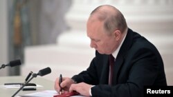 Presidenti rus, Vladimir Putin duke nënshkruar dekretin për njohjen e pavarësisë së rajoneve, Donjeck dhe Luhansk.