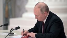 Presidenti rus, Vladimir Putin duke nënshkruar dekretin për njohjen e pavarësisë së rajoneve, Donetsk dhe Luhansk.