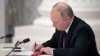 Владимир Путин подписывает договоры о сотрудничестве в "ДНР" и "ЛНР"