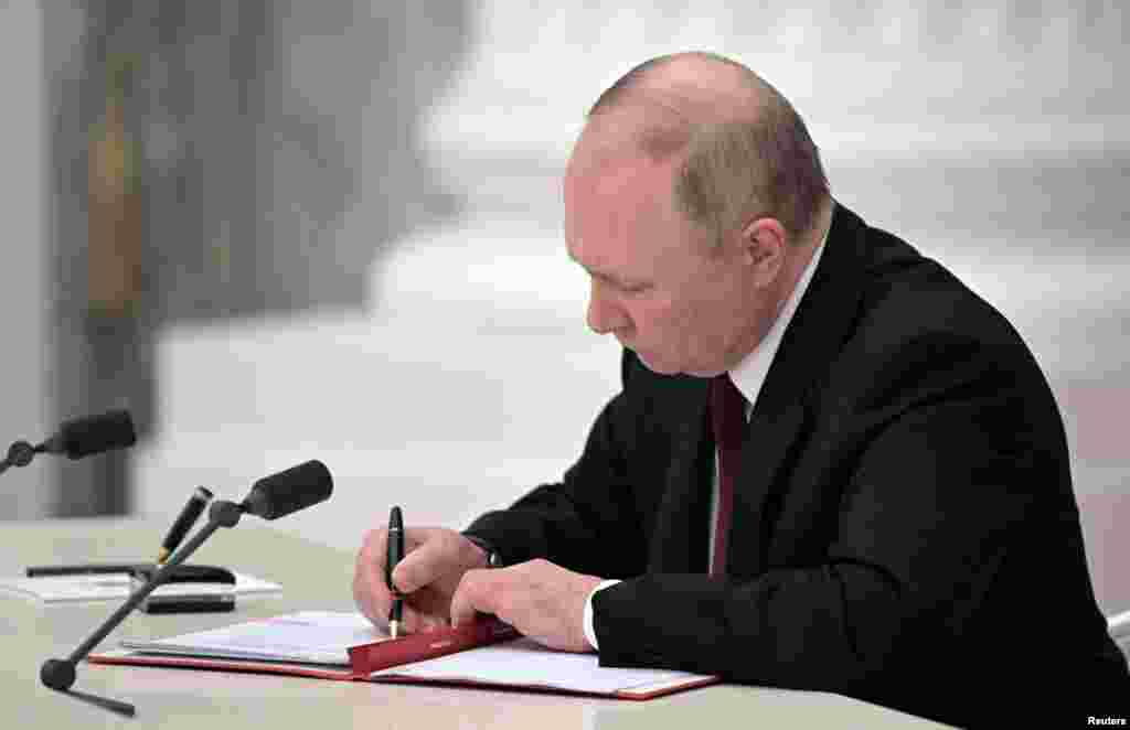 Vlagyimir Putyin orosz elnök egy rendelettel elismerte a kelet-ukrajnai szakadár területek függetlenségét február 21-én