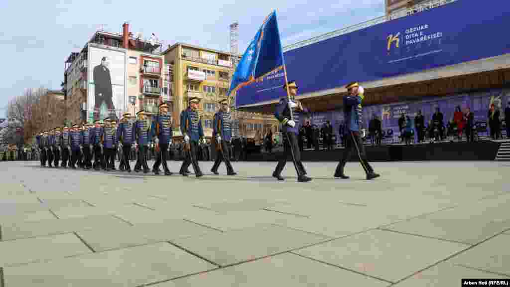 Parakalimi i Gardës Ceremoniale të Forcës së Sigurisë së Kosovës në 14-vjetorin e shpalljes së pavarësisë së Kosovës.&nbsp;
