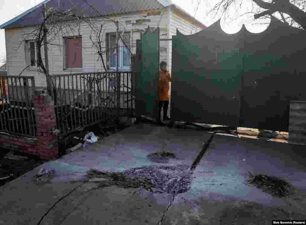A térségben újra olyan intenzívek a tüzérségi akciók, mint 2014&ndash;2015 között. Ennek a novoluhanszki lakosnak február 21-én okoztak kárt a háza előtti kiállójába csapódó lövedékek
