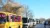 ავტობუსების კოლონა, სადაც სეპარატისტული რეგიონებიდან ევაკუირებულები იმყოფებიან. 19 თებერვალი