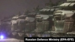 Российские танки перевозят по железной дороге, 18 февраля 2022 года