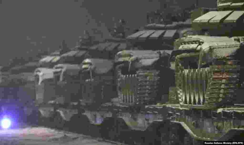 Російські танки перевозять залізницею зі стрільбища в Росії. 18 лютого 2022 року. За словами представника Міноборони Росії, підрозділи Західного та Південного військових округів 15 лютого почали повертатися з навчань на базу залізничним та автомобільним транспортом. Західні розвідки спростовують заяви Росії щодо відведення військ, а керівництво США стверджує, що ризик неминучого вторгнення Росії в Україну залишається &laquo;дуже високим&raquo;.