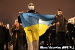 Учасник акції проти війни в Україні із українським прапором. Санкт-Петербург, Росія. 24 лютого 2022 року