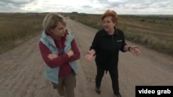 Жительница Луганска Светлана Коноплева (справа) рассказывает о том, что украинские военные приехали на Донбасс «за рабами»