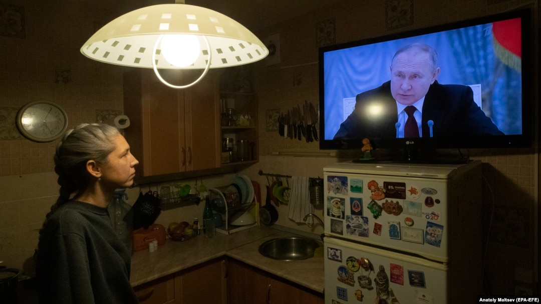 Бер ханым Русия иминлек шурасының Донбасс төбәкләренең бәйсезлеген тануга багышланган утырышын карый 