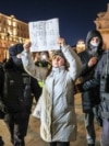 Mijëra rusë, që e kundërshtojnë luftën në Ukrainë, janë larguar nga Rusia. Sipas një ligji të ri, ata rrezikojnë të mos kenë qasje në të drejta themelore të njeriut.