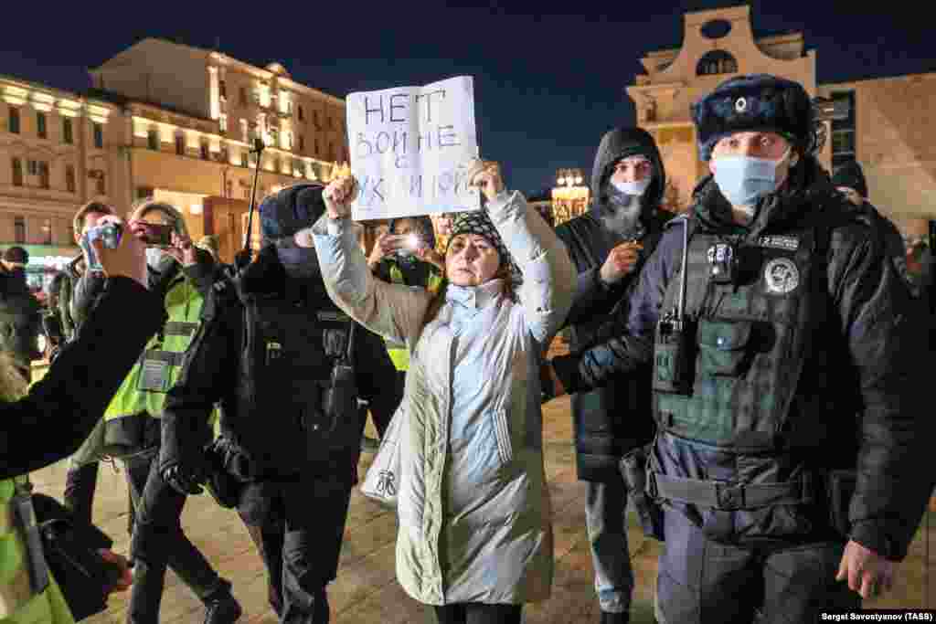 Poliția reține o protestatară ce are o pancartă cu mesajul &bdquo;Nu războiului cu Ucraina&rdquo;. Ea a participat la o demonstrație împotriva invaziei în Ucraina. Protestul a avut loc în Piața Pușkin din centrul Moscovei, Federația Rusă. 24 februarie, 2022.