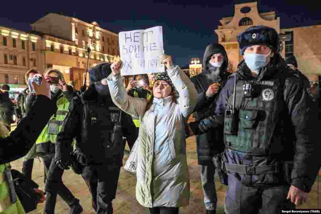 Police detain a protestor holding a sign saying &quot;No to war with Ukraine&quot; in Moscow.&nbsp;