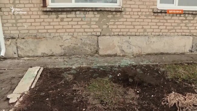 Загострення на Донбасі: школа потрапила під обстріл бойовиків (відео) Загострення на Донбасі: школа потрапила під обстріл бойовиків (відео)