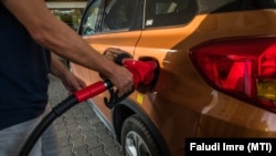 Egy autótulajdonos benzinüzemanyagot tankol egy személyautóba Csepelen egy üzemanyagtöltő állomáson 2021. augusztus 14-én