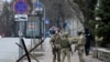 Војниците на украинските воени сили блокираа пат во таканаречениот владин кварт во Киев.