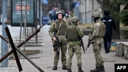 Военнослужащие Вооруженных сил Украины блокируют дорогу в правительственном квартале в Киеве, 24 февраля 2022 года