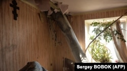 Корпус ракеты застрял в квартире после обстрела на северной окраине Харькова 24 февраля 2022 года