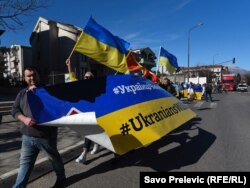 Okupljeni su nosili ukrajinske i crnogorske zastave, kao i transparente sa natpisom "Ukrajinci će se oduprijeti", uz skandiranje "Stop ruskoj agresiji" i "Putine, marš iz Ukrajine"