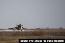 Un avion Eurofighter al armatei germane aterizează la baza militară Mihail Kogălniceanu în apropierea Mării Negre, la Constanța, pe 17 februarie 2022, cu o săptămână înainte de începerea războiului din Ucraina