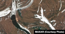 Понтонний міст на знімках Maxar Technologies