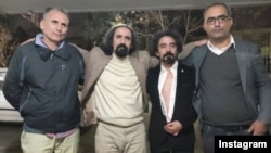 عکسی که یاشار تبریزی (نفر دوم از راست) از خود و سایر فعالان مدنی بازداشت‌شده در مراسم چهلمین روز درگذشت بکتاش آبتین منتشر کرده است