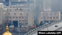Ресей қарулы күштері шабуыл бастағаннан кейін зымыран түскен жердегі өрт пен түтін. Киев, 24 ақпан 2022 жыл.