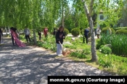 Учасники табору прибирають парк у Криму. 15 серпня 2025 рік