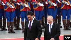 Presidenti i Mongolisë, Ukhnaagiin Khurelsukh, mirëpret në shtetin e tij presidentin rus, Vladimir Putin. 3 shtator 2024. 