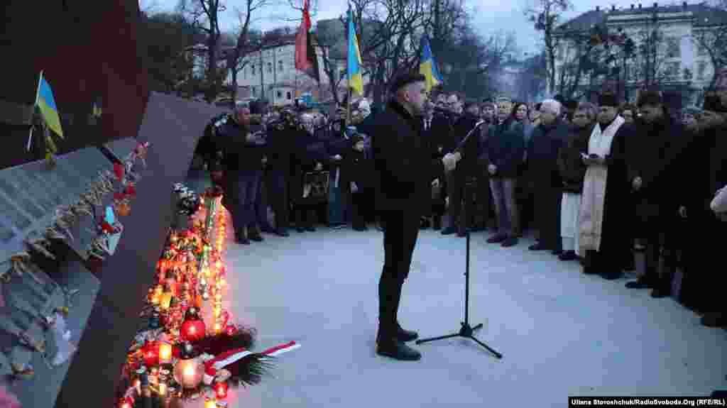 Опісля на Меморіалі пам&rsquo;яті Героїв Небесної сотні розпочали захід із молитви за Героїв і мир в України та виконали Державний гімн